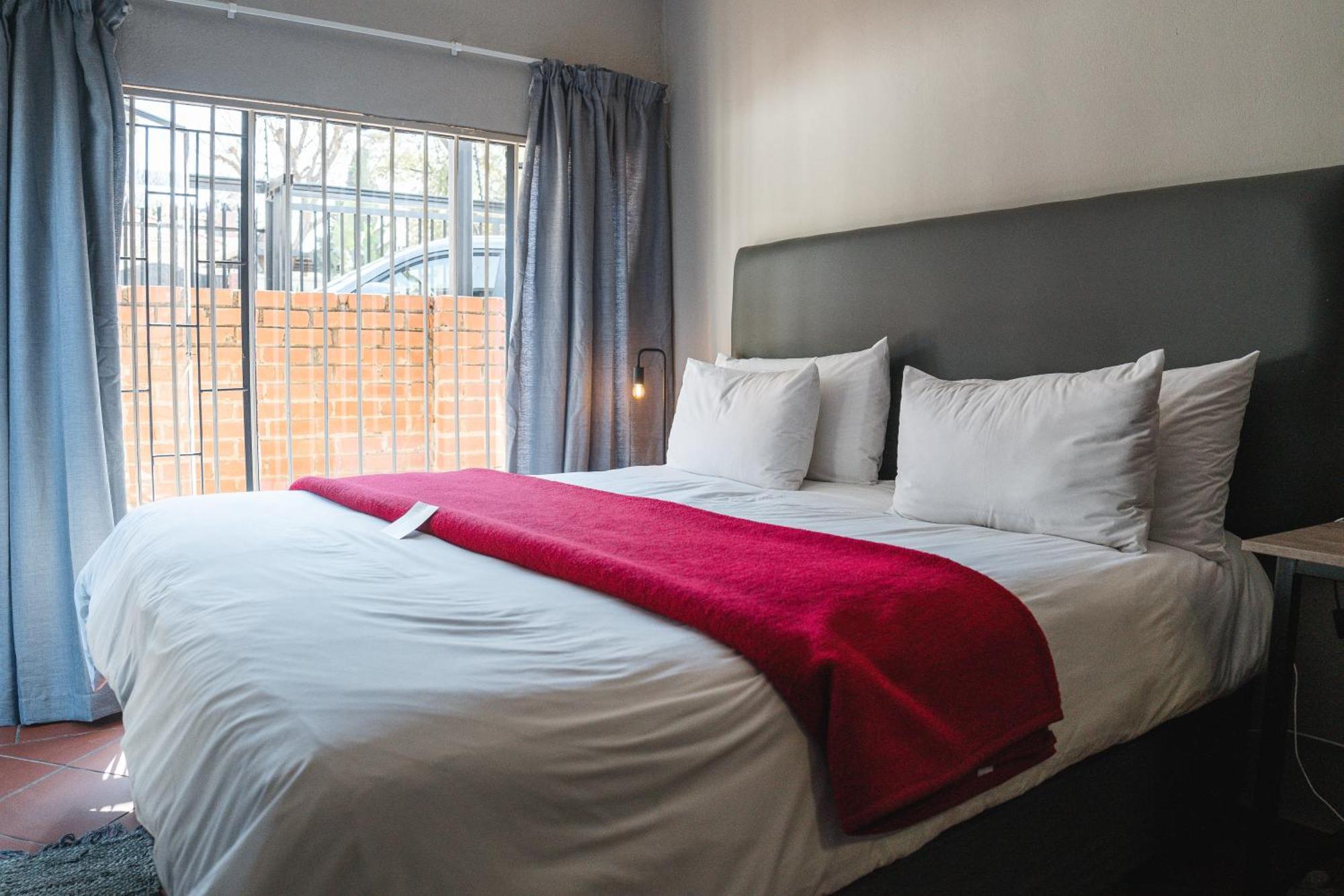 ホテル The Wild Peach - Menlyn Pretoria-Noord エクステリア 写真